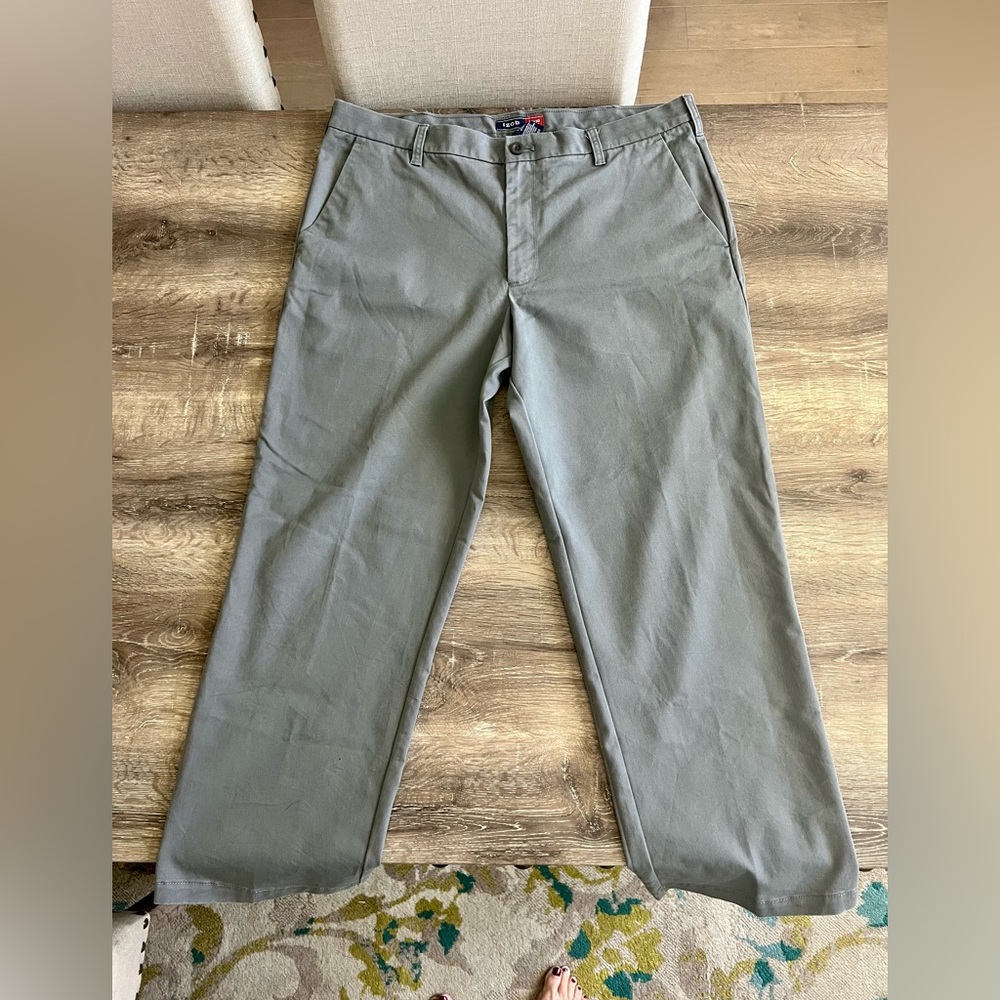 Men’s Izod Gray Flat Front Chinos In Excellent Condition - Size 38x30